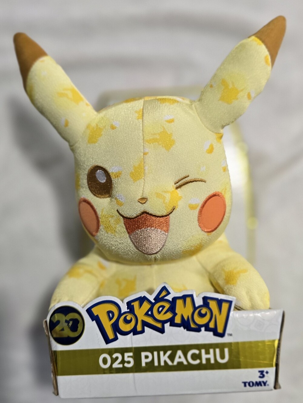 Pokemon 20th Anniversary TOMY Pikachu Plush Winking Gold Pattern 025 NIB 2016